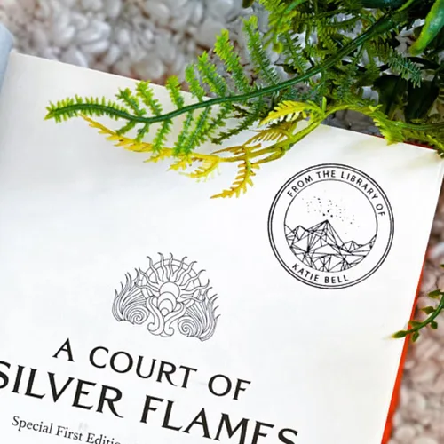 Vista 4 de De la biblioteca de, sello de libro personalizado para maestros, diseño autoentintado con monograma de biblioteca personalizada (caligrafía)