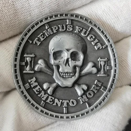 Vista 3 de Medallón Memento Mori Artfully Sculped: una moneda de desafío estoica y espiritual de calavera que sirve como un recordatorio constante