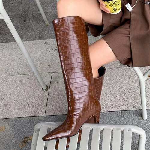 Vista 4 de Vertundy Botas altas hasta la rodilla para mujer, tacón bajo, pantorrilla ancha, botas altas con punta cuadrada, botines clásicos de cocodrilo