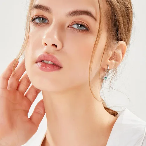 Vista 5 de Aretes colgantes de luna y estrella de plata de ley 925 de 0.65 quilates, aretes asimétricos de esmeralda verde para mujer
