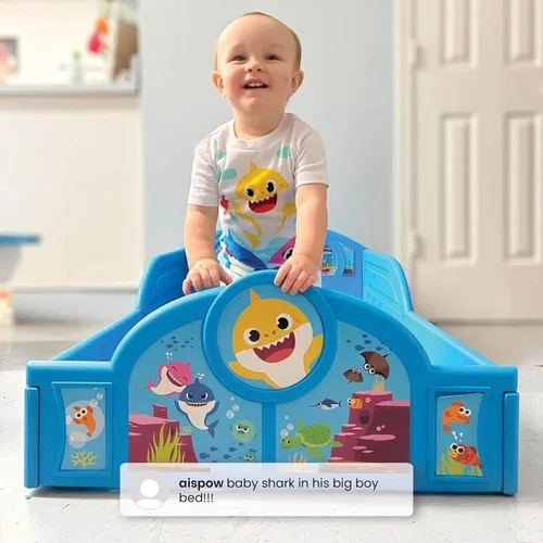 Vista 6 de Cama de dormir y jugar de plástico Baby Shark para niños pequeños con barandales adjuntos de Delta Children, Azul