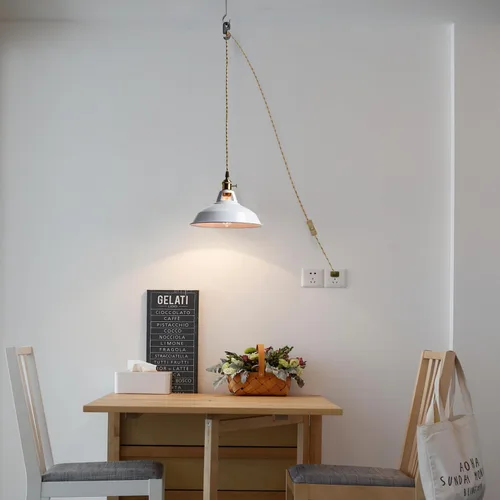 Vista 5 de YUBOLE Lámpara colgante industrial con interruptor de altura ajustable con pantalla de granero de metal blanco para cocina, vestíbulo, comedor