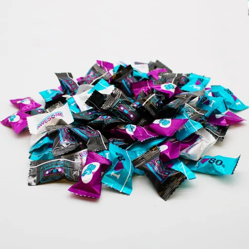 Vista 7 de Naturejam Caramelos de menta retro con temática de los años 80, 100 unidades envueltas individualmente con divertidos diseños de cassette, boombox