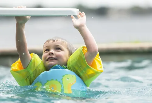 Vista 10 de Body Glove Paddle Pals - Chaleco salvavidas para niños aprobado por la Guardia Costera para aprender a nadar PFD