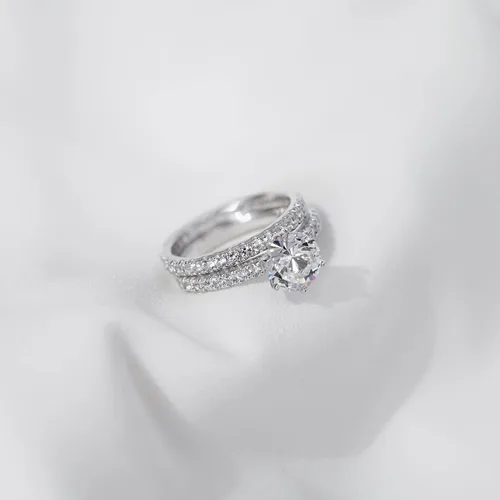 Vista 6 de Tienda Essentials Juego de anillos de boda de plata de ley chapada en platino o oro con circonita cúbica de corte redondo con elementos infinitos