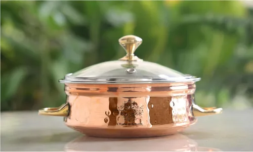 Vista 2 de IndianArtVilla - Cuenco de acero y cobre con mango de latón y tapa de vidrio, sirve platos indios, 10 onzas