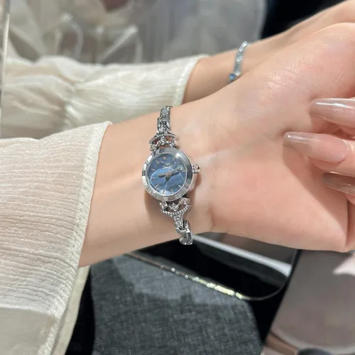 Vista 5 de CARLIEN Reloj de pulsera para mujer, pequeño, elegante, simple, de lujo, con esfera de perla, esfera de perla, ligero, correa de malla de acero