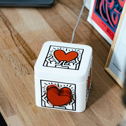 Vista 4 de Keith Haring Lovebox Regalo para amantes del arte Regalos para novio, novia, pareja