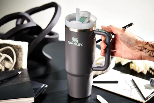 Vista 7 de Stanley Quencher H2.0 FlowState - Vaso aislado al vacío de acero inoxidable con tapa y popote para agua, té helado o café, batidos y más