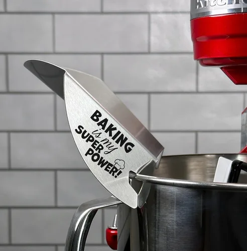 Vista 3 de New Metro Design - Batidora de pie con escudo para vertido de reemplazo, escudo para vertido único con lema grabado con láser, "Hacer pan es mi