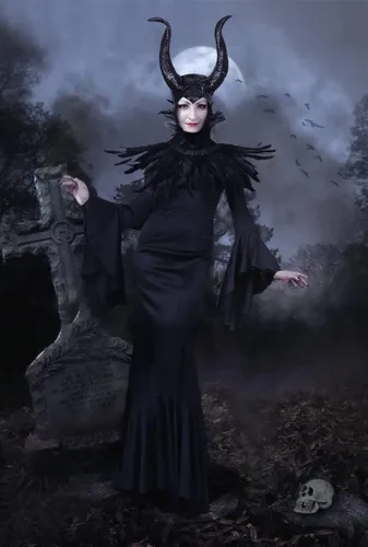 Vista 4 de UQJE Vestido negro de lujo para mujer, disfraz de capa de plumas con cuernos