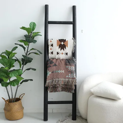 Vista 2 de FUIN Escalera de Manta de Madera de 57 Pulgadas para Sala de Estar Decorativa de Pared Inclinada Estilo Granja Soporte de Exhibición de Colcha Negro