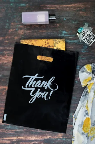 Vista 6 de Infinite Pack Bolsas de mercancía reutilizables troqueladas negras y plateadas (200 unidades), 9 x 12 pulgadas, plástico de 1.25 mil, perfectas