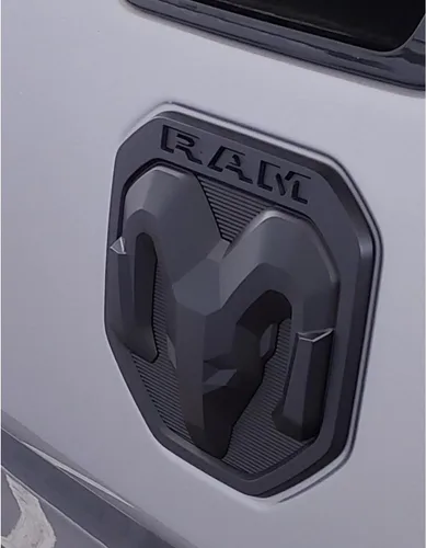 Vista 5 de Emblema RAM para portón trasero 2019-2023, color negro, producto con licencia oficial de Mopar