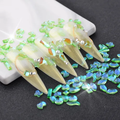 Vista 7 de 100 piezas de diamantes de imitación de cristal Aurora de formas mixtas para arte de uñas, gemas iridiscentes transparentes desnudas con parte