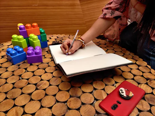 Vista 3 de Cuaderno de cuero del Libro de las Sombras, cuaderno sobrenatural con piedras de chakra, cristales curativos y cierre, de AzureGreen