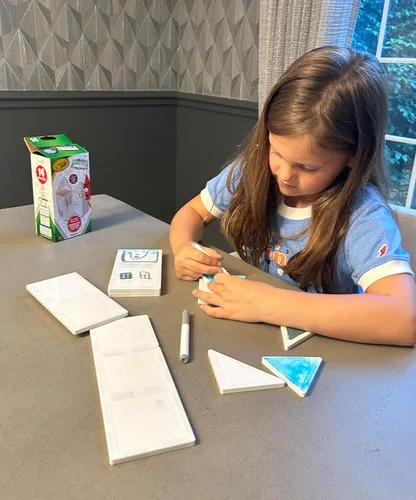 Vista 5 de CreateOn Crayola Doodle - Azulejos Magnéticos, Set de Construcción para Niños, Juguetes de Construcción Magnéticos para Niños, Juguetes de Viaje