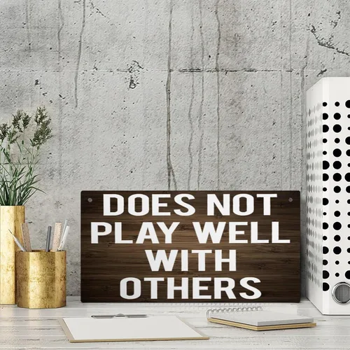 Vista 3 de Letrero de madera colgante con texto en inglés "No juega bien con otros", letrero rústico para decoración del hogar, decoración de placa de madera