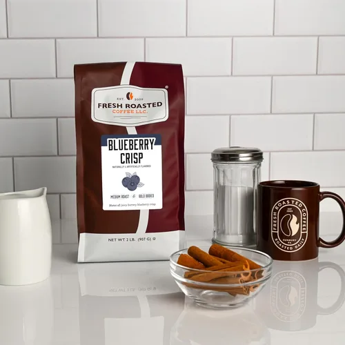 Vista 3 de Fresh Roasted Coffee, Café con sabor a arándanos crujiente, 2 libras (32 onzas), tostado medio, Kosher, molido