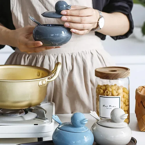 Vista 2 de JWCBDY Tapa y cuchara de porcelana para azucarero, tarro de almacenamiento de sal de cerámica, recipiente para condimentos para el hogar