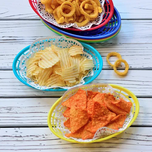 Vista 3 de Youngever Paquete de 15 cestas de plástico de comida rápida, cestas para aperitivos para palomitas de maíz, papas fritas, aperitivos, 5