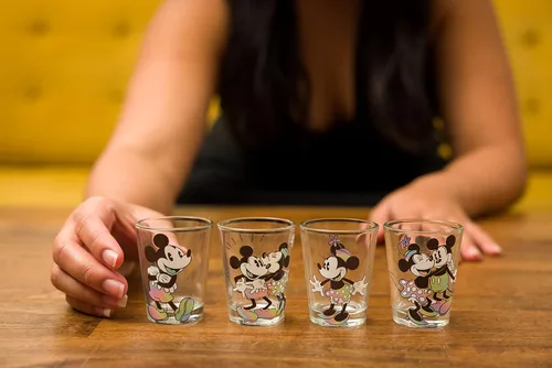 Vista 3 de Silver Buffalo Disney Vintage Mickey y Minnie Rainbow Sheen Outfits Paquete de 4 Mini Vasos, 1.5 Onzas