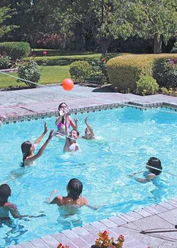 Vista 2 de Poolmaster - Combo de juego de baloncesto y voleibol para piscina, Combo en tierra