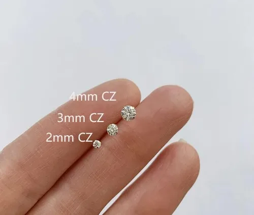 Vista 6 de Aretes de botón planos con tuerca de circonita cúbica, pequeños aretes planos de circonita cúbica para hélice, cartílago, tragus, lóbulo