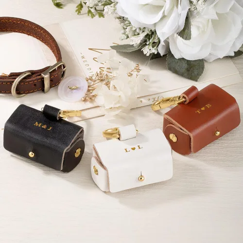 Vista 5 de NICEDREAM Bolsa de soporte de anillo de boda con inicial personalizada para collar de perro Soporte de caja de anillo de boda de cuero