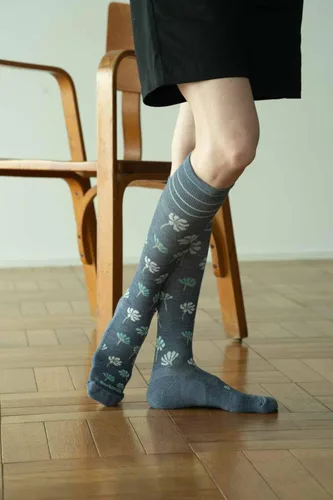 Vista 2 de Sockwell Calcetines de compresión graduados moderados para mujer Field Flower Mezclilla