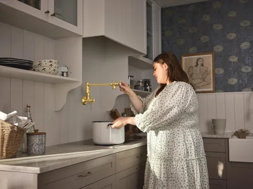 Vista 2 de Moen Grifo de cocina de doble junta montada en pared con brazo oscilante plegable de oro cepillado, S664BG