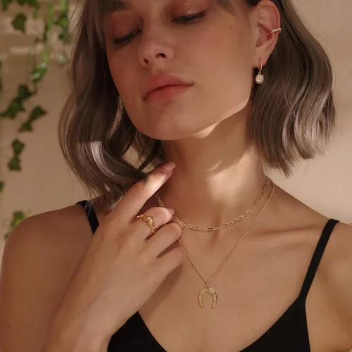 Vista 2 de Mevecco - Collar con dije en forma de corazón en niveles, hecho a mano, chapado en oro de 18 quilates, delicado, diseño de flecha, collar largo