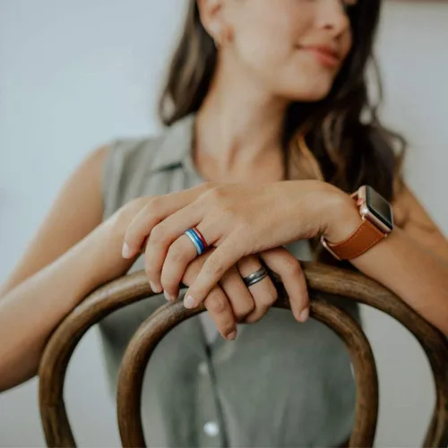 Vista 2 de Enso Rings - Anillo de silicona con elementos finos infundido con elementos preciosos, alianza apilable de boda, anillo de compromiso, 1164 pulgadas