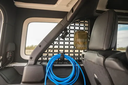 Vista 2 de DV8 Offroad Paneles Molle con bolsillo para ventana trasera para Jeep Wrangler JL 2018-2025 de 4 puertas Soluciones de montaje versátiles