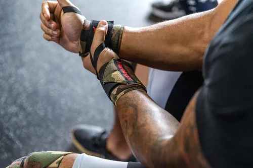 Vista 5 de Harbinger Red Line - Muñequeras de levantamiento de pesas de 18 pulgadas para hombres y mujeres (par)