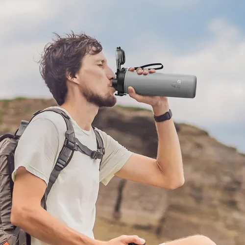 Vista 6 de Botella de agua para hombre de 64 onzas con aislamiento de acero inoxidable con popote