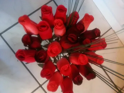 Vista 3 de 2 docenas de rosas de madera consisten en punta roja, rosa/roja, roja con punta negra