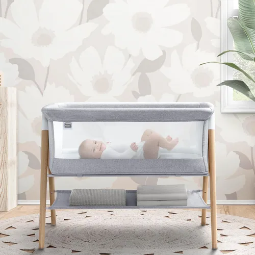 Vista 2 de Delta Children Simmons Kids Koi by The Bed Moisés con malla transpirable y patas de madera de haya natural, gris paloma