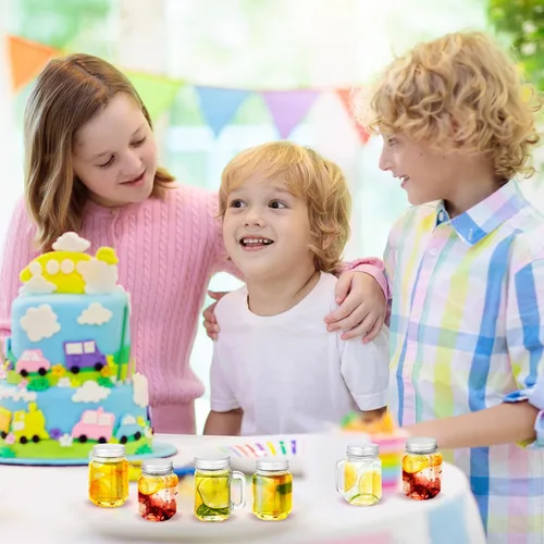 Vista 5 de Mifoci 100 vasos de chupito de 1 onza con tapas, tarros de masón a granel con asas, tazas reutilizables, juego de tazas transparentes para fiesta