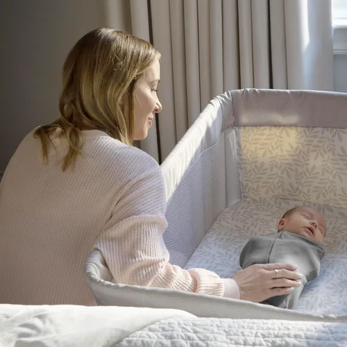 Vista 12 de SwaddleMe by Ingenuity Cápsula de Envolvimiento con Compresión para Bebé, Cremallera Bidireccional para Cambios de Pañal Fáciles, Mejora el Sueño