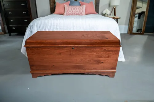 Vista 4 de Baúl de Esperanza de Cedro Rústico con Puerta Roja y Tapa en Cascada, Cofre de Almacenamiento de Madera Hecho por Amish para Dormitorio, Bisagras