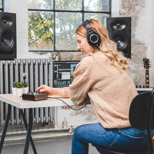 Vista 7 de Interfaz de audio Audient iD4 MKII, preamplificador de micrófono de consola Clase A