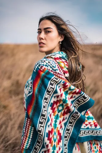 Vista 6 de Alpaca ponchos for men and women Handmade with the best baby alpaca wool material by Ecuadorian artisans