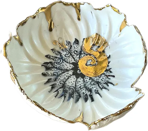 Plato de anillo de flor de loto y mariposa de oro blanco y verde con inicial S, placa de joyería de cerámica hecha a mano con monograma - Foto de