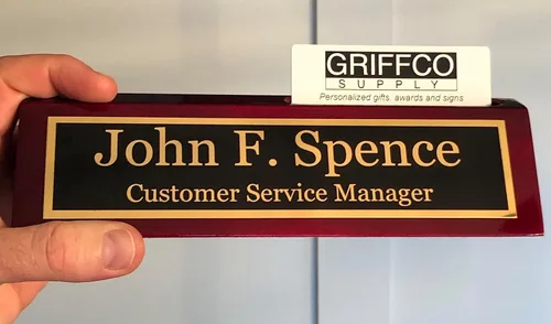 Vista 4 de Placa de nombre para escritorio grabada en Estados Unidos por Griffco Supply Placa de nombre de escritorio personalizada con tarjetero