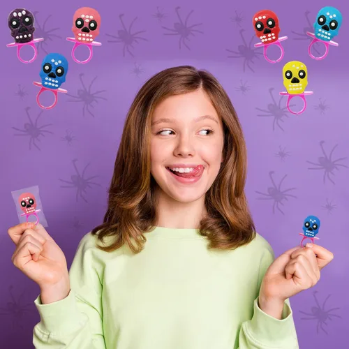 Vista 8 de Fruidles Anillos de caramelo de calavera de Halloween, Día de los Muertos, caramelo duro, envueltos individualmente (paquete de 24)