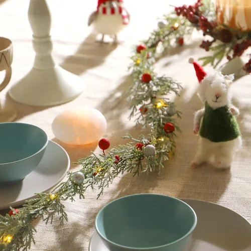 Vista 13 de Guirnalda de luces esmeriladas de nieve y bayas rojas de 6.5 pies y 25 luces LED, delicada guirnalda de Navidad con luces, funciona