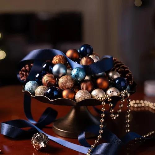 Vista 4 de Valery Madelyn Juego de 100 mini adornos de Navidad para decoración de árbol de Navidad, bolas de Navidad inastillables de cobre azul y oro, adornos