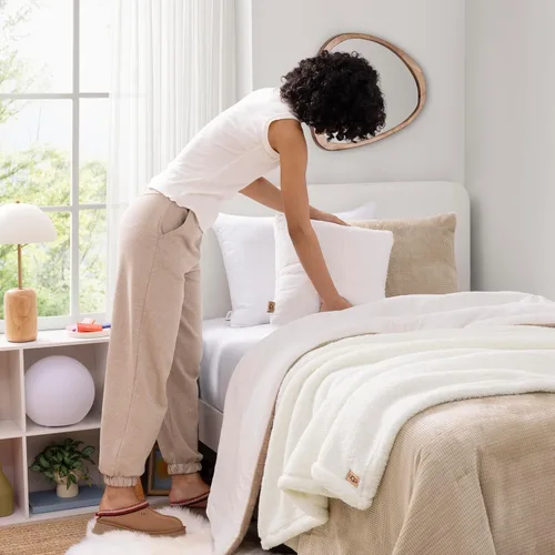 Vista 2 de UGG Remina - Juego de edredón individual de 4 piezas, cama en una bolsa con manta, funda de almohada decorativa y edredón reversible, ropa de cama