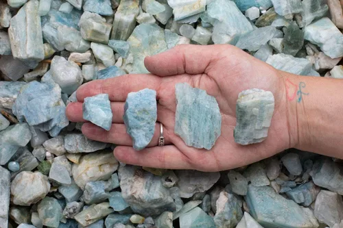 Vista 2 de Fantasia Materiales: 1/4 lb Aguamarina Natural Piedras en bruto de Pakistán, Piedra